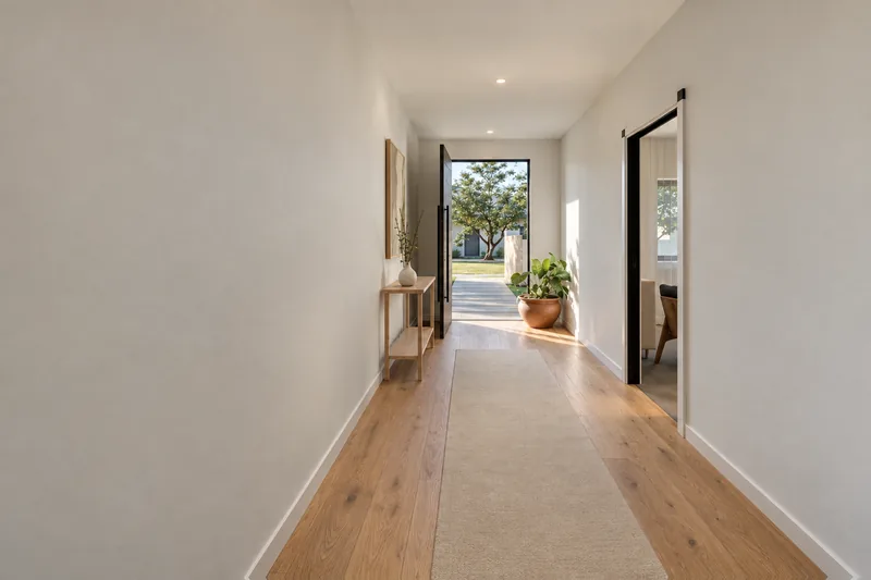 The entry seen from the hall, towards the front door